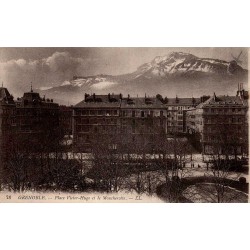 Carte postale ancienne de Grenoble montrant la place Victor-Hugo avec le Moucherotte en arrière-plan.