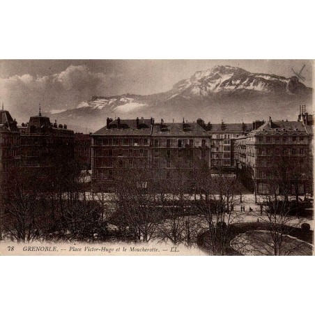Carte postale ancienne de Grenoble montrant la place Victor-Hugo avec le Moucherotte en arrière-plan.