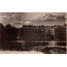 Carte postale ancienne de Grenoble montrant la place Victor-Hugo avec le Moucherotte en arrière-plan.