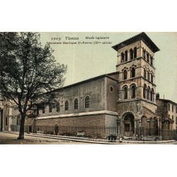 Carte postale ancienne de Vienne montrant le musée lapidaire et l'ancienne basilique Saint-Pierre.