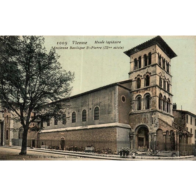 Carte postale ancienne de Vienne montrant le musée lapidaire et l'ancienne basilique Saint-Pierre.