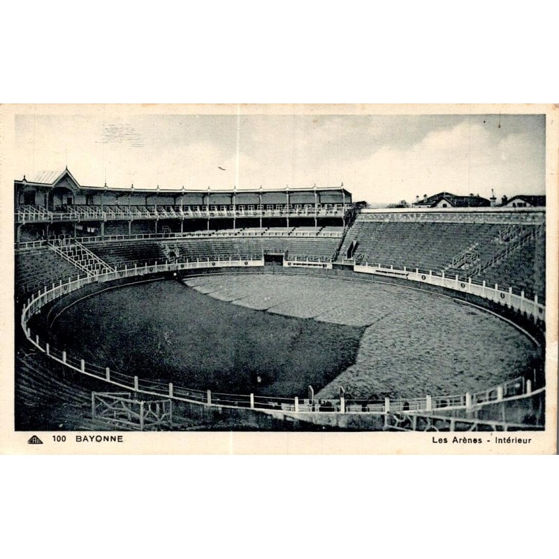 Carte postale ancienne des arènes de Bayonne montrant l'intérieur de l'amphithéâtre.