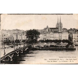 Carte postale ancienne de Bayonne montrant le pont Saint-Esprit, la place du Réduit et la cathédrale Sainte-Marie.