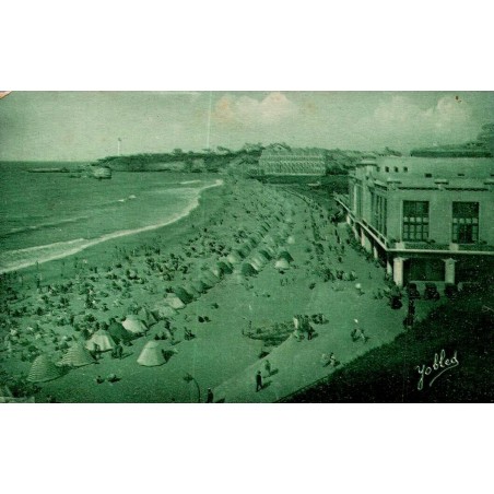 Carte postale ancienne de Biarritz représentant la Grande Plage animée en 1933.