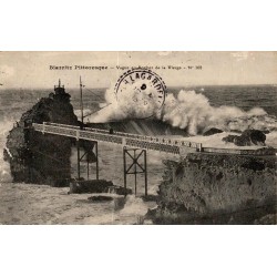 Carte postale ancienne de Biarritz montrant une vague spectaculaire au Rocher de la Vierge vers 1910.