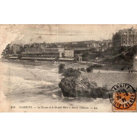 Carte postale ancienne de Biarritz montrant le Casino et le Grand Hôtel à marée montante, carte voyagée LL.