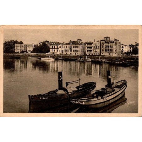 Carte postale ancienne de Saint-Jean-de-Luz montrant le port et le Quai de l'Infante avec des bateaux amarrés.