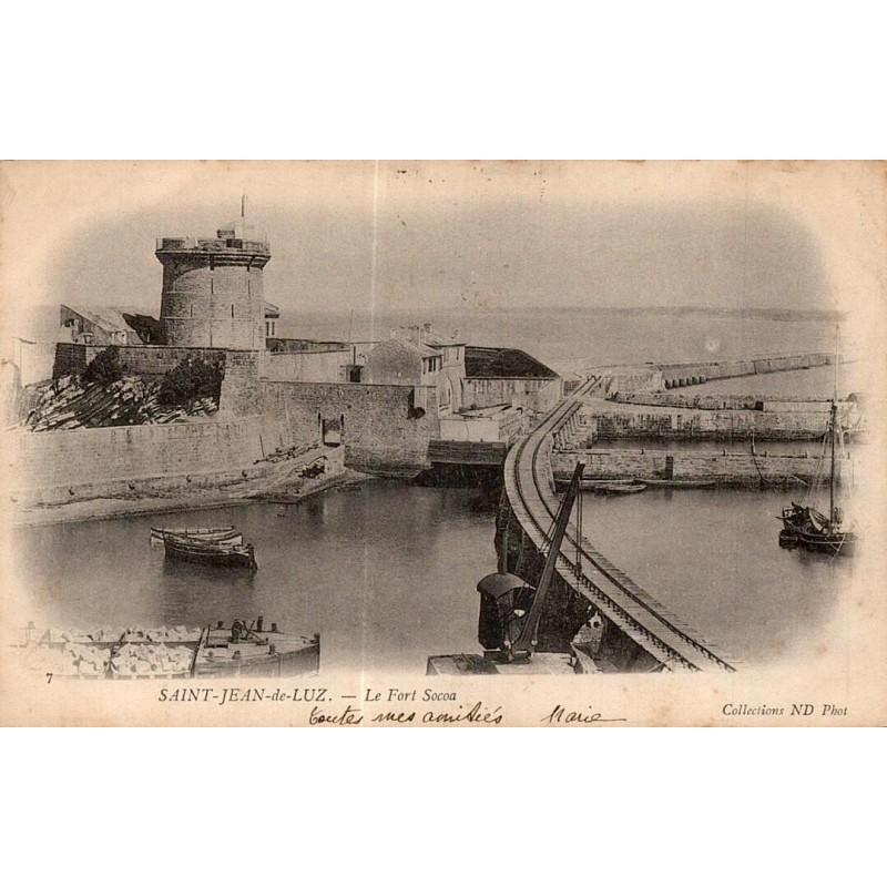 Carte postale ancienne de Saint-Jean-de-Luz montrant le Fort Socoa, le port et la passerelle métallique.