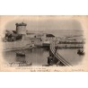 Carte postale ancienne de Saint-Jean-de-Luz montrant le Fort Socoa, le port et la passerelle métallique.