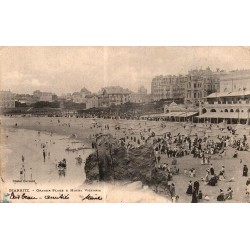 Carte postale ancienne de Biarritz montrant la Grande Plage animée et l'Hôtel Victoria en 1903.