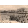 Carte postale ancienne de Biarritz montrant la Grande Plage animée et l'Hôtel Victoria en 1903.