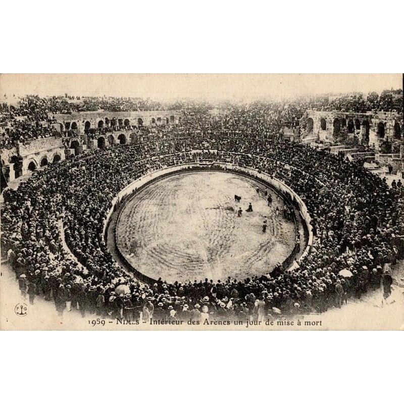 1959 - NÎMES - Intérieur des Arènes un jour de mise à mort