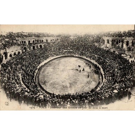 1959 - NÎMES - Intérieur des Arènes un jour de mise à mort