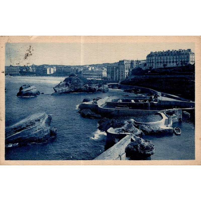 Carte postale ancienne de Biarritz représentant le Port des Pêcheurs avec les digues et les falaises de la côte basque.