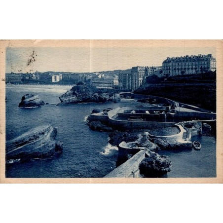 Carte postale ancienne de Biarritz représentant le Port des Pêcheurs avec les digues et les falaises de la côte basque.