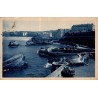 Carte postale ancienne de Biarritz représentant le Port des Pêcheurs avec les digues et les falaises de la côte basque.
