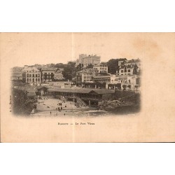 Carte postale ancienne de Biarritz montrant le Port Vieux, les bains de mer et les villas dominant la plage.