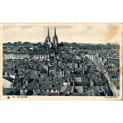 Carte postale ancienne de Bayonne montrant une vue générale du centre-ville et la cathédrale Sainte-Marie.
