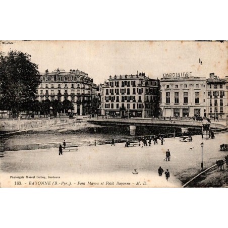Carte postale ancienne de Bayonne montrant le Pont Mayou et le quartier du Petit Bayonne au début du XXᵉ siècle.