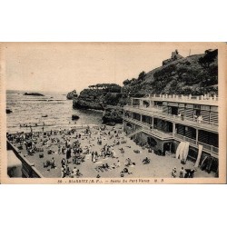 Carte postale ancienne de Biarritz montrant les Bains du Port Vieux et la plage animée en 1932.