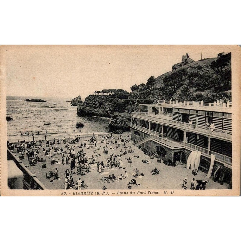 Carte postale ancienne de Biarritz montrant les Bains du Port Vieux et la plage animée en 1932.