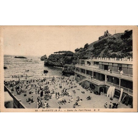 Carte postale ancienne de Biarritz montrant les Bains du Port Vieux et la plage animée en 1932.