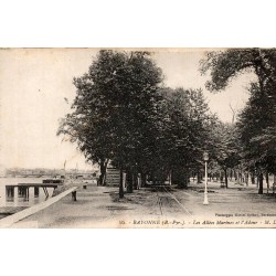 Carte postale ancienne de Bayonne montrant les Allées Marines, les quais de l'Adour et la promenade arborée.