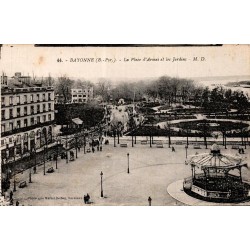 Carte postale ancienne de Bayonne montrant la Place d'Armes, les jardins et le kiosque à musique.
