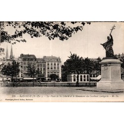 Carte postale ancienne de Bayonne montrant la Place de la Liberté et le monument du cardinal Lavigerie.
