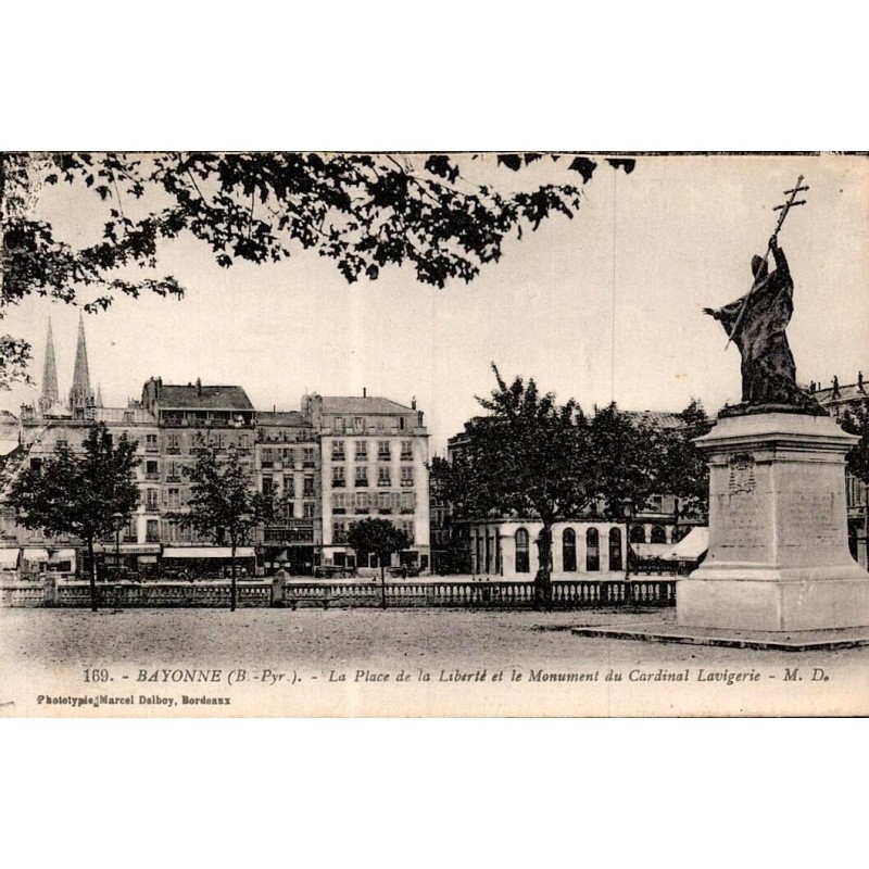 Carte postale ancienne de Bayonne montrant la Place de la Liberté et le monument du cardinal Lavigerie.