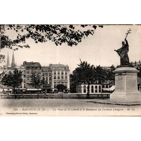 Carte postale ancienne de Bayonne montrant la Place de la Liberté et le monument du cardinal Lavigerie.