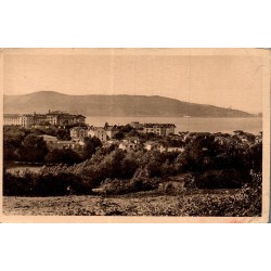 Carte postale ancienne de Hendaye-Plage montrant une vue générale de la station balnéaire et de la baie.