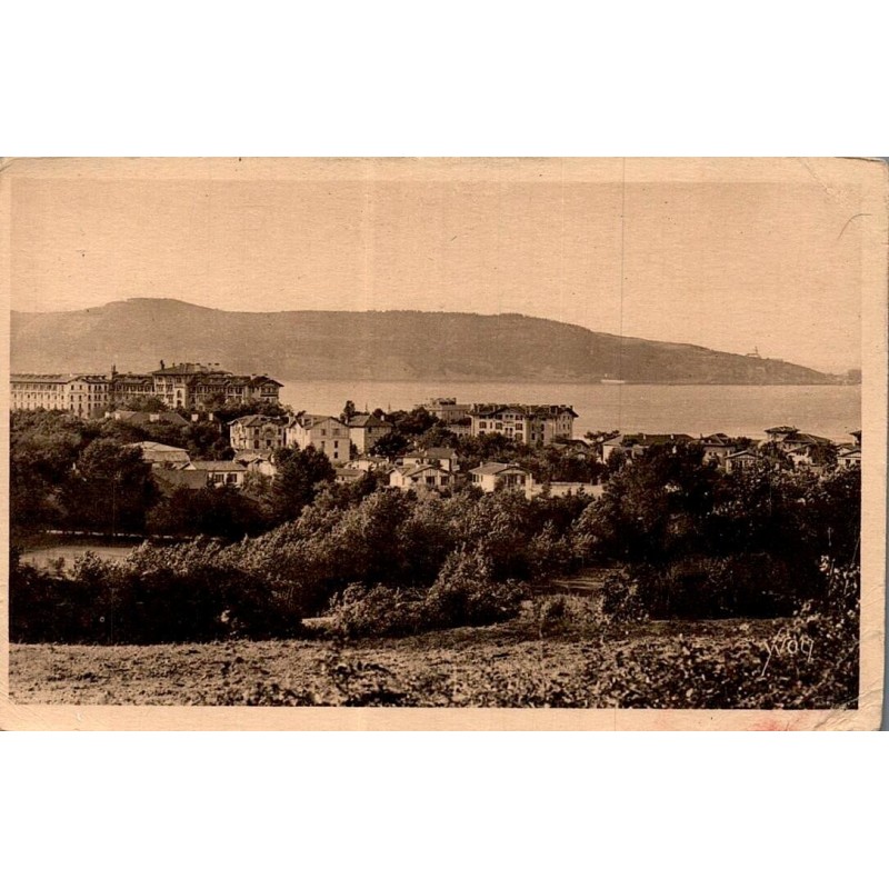 Carte postale ancienne de Hendaye-Plage montrant une vue générale de la station balnéaire et de la baie.