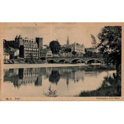 Carte postale ancienne de Pau montrant le panorama sur le gave, le château et le centre historique en 1947.