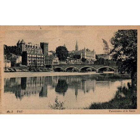 Carte postale ancienne de Pau montrant le panorama sur le gave, le château et le centre historique en 1947.