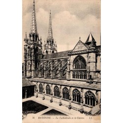 Carte postale ancienne de Bayonne montrant la cathédrale Sainte-Marie et son cloître gothique.