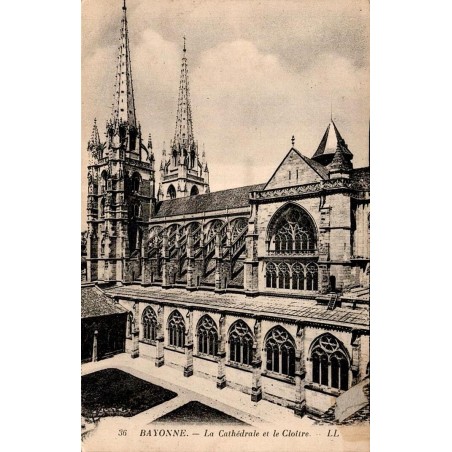 Carte postale ancienne de Bayonne montrant la cathédrale Sainte-Marie et son cloître gothique.