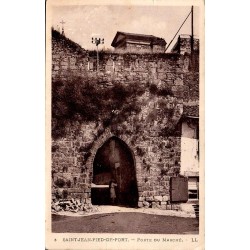 Carte postale ancienne de Saint-Jean-Pied-de-Port montrant la Porte du Marché des anciennes fortifications.