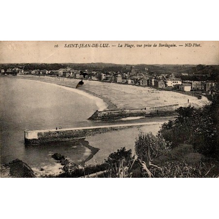 Carte postale ancienne de Saint-Jean-de-Luz montrant la plage et la baie vues depuis Bordagain en 1909.