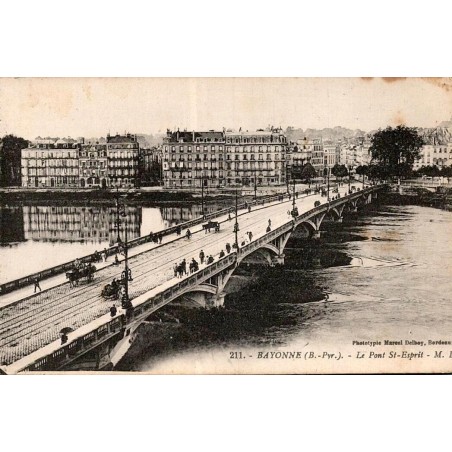 Carte postale ancienne de Bayonne montrant le pont Saint-Esprit et les quais de l'Adour au début du XXᵉ siècle.