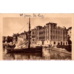 Carte postale ancienne de Saint-Jean-de-Luz représentant la Maison de l'Infante et un voilier dans le port.