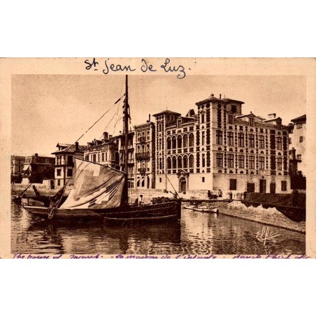 Carte postale ancienne de Saint-Jean-de-Luz représentant la Maison de l'Infante et un voilier dans le port.