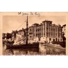 Carte postale ancienne de Saint-Jean-de-Luz représentant la Maison de l'Infante et un voilier dans le port.