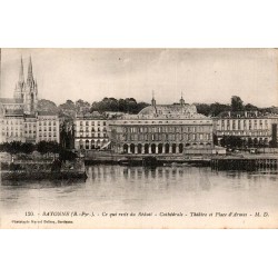 Carte postale ancienne de Bayonne montrant le Réduit, la cathédrale Sainte-Marie, le théâtre et la Place d'Armes.