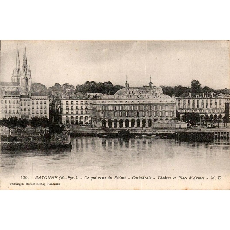 Carte postale ancienne de Bayonne montrant le Réduit, la cathédrale Sainte-Marie, le théâtre et la Place d'Armes.