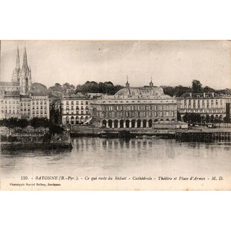 Carte postale ancienne de Bayonne montrant le Réduit, la cathédrale Sainte-Marie, le théâtre et la Place d'Armes.