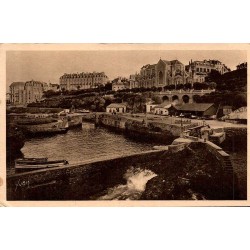 Carte postale ancienne de Biarritz représentant le Port des Pêcheurs avec l'église Sainte-Eugénie en arrière-plan.