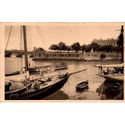 Carte postale ancienne des bords de la Nive à Bayonne avec la Pointe du Réduit, l'Adour et des voiliers amarrés.