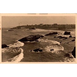 Carte postale ancienne de Biarritz représentant le Cap Saint-Martin, son phare et les récifs de la côte Atlantique.