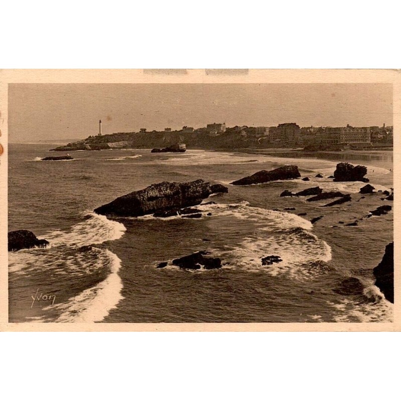 Carte postale ancienne de Biarritz représentant le Cap Saint-Martin, son phare et les récifs de la côte Atlantique.